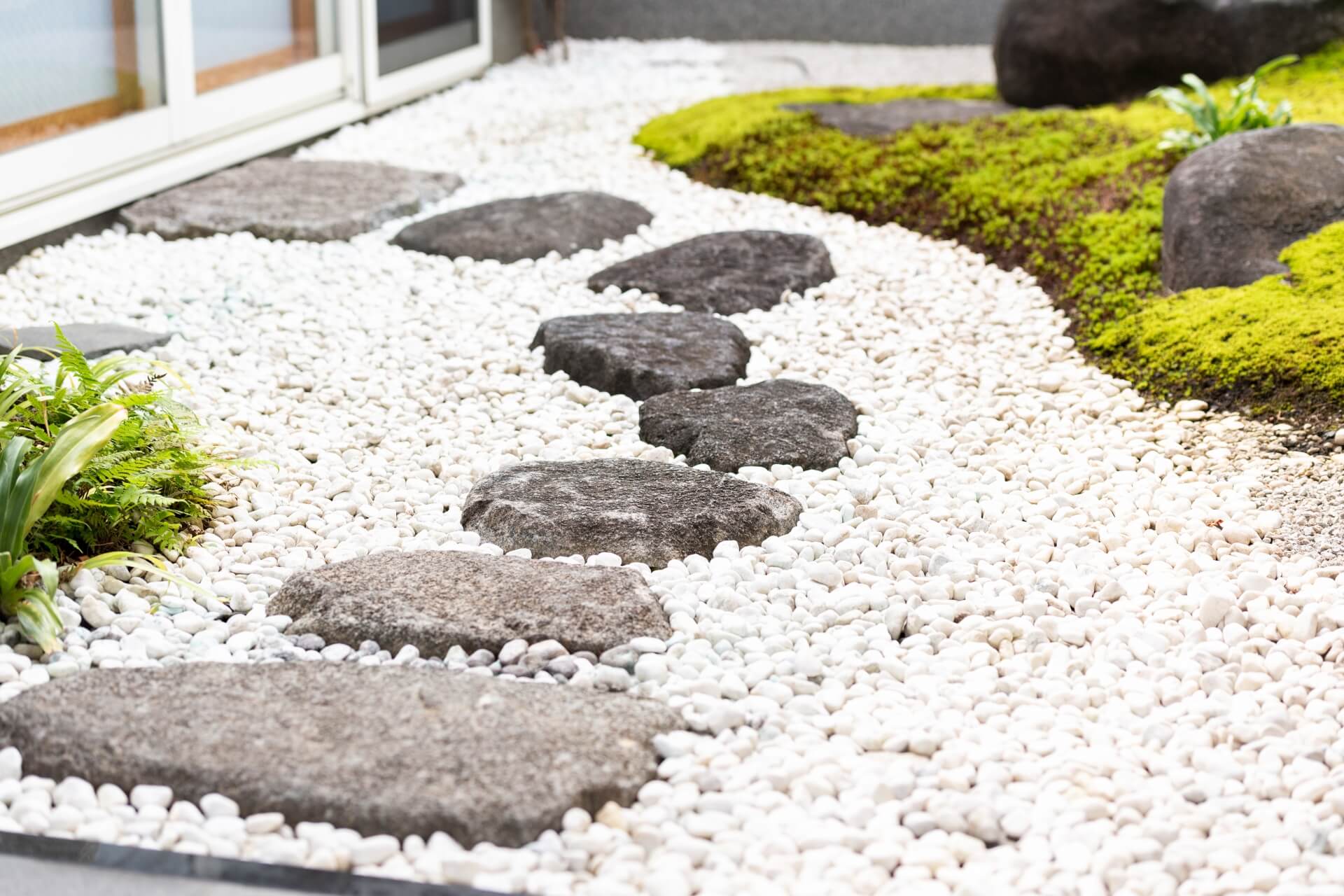 庭を砂利敷きにするメリット デメリット 人工芝 コンクリと比較 ドライテック東京